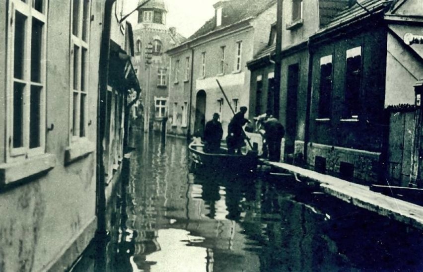 Powódź na wąskiej ulicy Grobla (obecne numery 54 oraz 56)....
