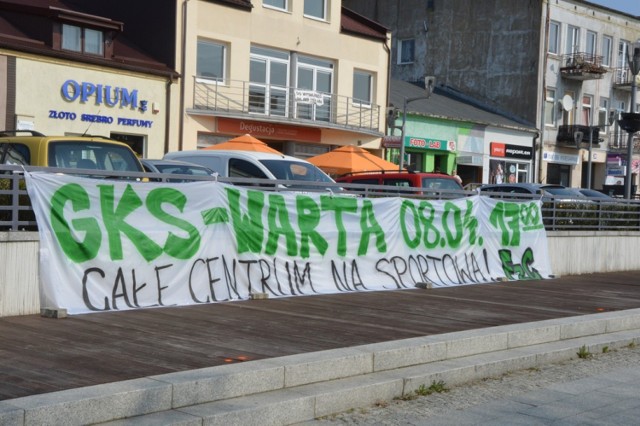 Kibice GKS Bełchatów rozwiesili na mieście transparenty zachęcające do przyjścia na stadion