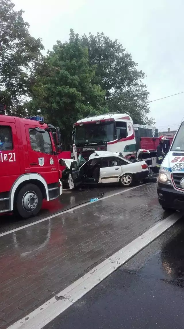 Do wypadku doszło koło godziny 14.00 na skrzyżowaniu ulicy Lęborskiej z Przemysłową. Ze wstępnych ustaleń policji wynika , że kierowca Seata wyjeżdżając z ulicy przemysłowej wymusił pierwszeństwo przejazdu na kierującym Audi. Auta zderzyły się a Audi uderzyło w nadjeżdżającą ciężarówkę. 59 letni kierowca Audi, mieszkaniec powiatu słupskiego nie żyje. Prokurator polecił zabezpieczenie ciała do badań sekcyjnych. Kierowca seata i ciężarówki byli trzeźwi. Minimum przez najbliższą godzinę potrwają utrudnienia w ruchu. 


