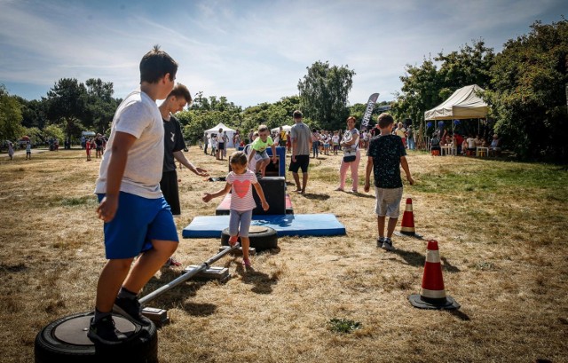 Przyjdź na piknik i poznaj tajemnice konserwatora zabytków. Po co archeologowi pędzelki, dlaczego drzewo może być zabytkiem i jak oglądać warszawskie zabytki podczas spaceru z dziećmi? Na takie pytania będzie można otrzymać odpowiedzi podczas pikniku konserwatorskiego 21 lipca, w sobotę. Szczegóły w artykule poniżej.