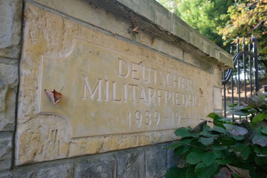 Świadectwem ostatniej wojny jest Niemiecki Cmentarz Wojenny...