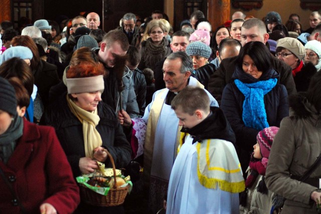 W Wielką Sobotę w kościele katolickim święcone są pokarmy na stół wielkanocny. Odbywa się także adoracja Najświętszego Sakramentu w przygotowanej do tego celu kaplicy zwanej Grobem Pańskim. Zobacz zdjęcia święcenia pokarmów, których dokonał ks. proboszcz Alojzy Mendlikowski.