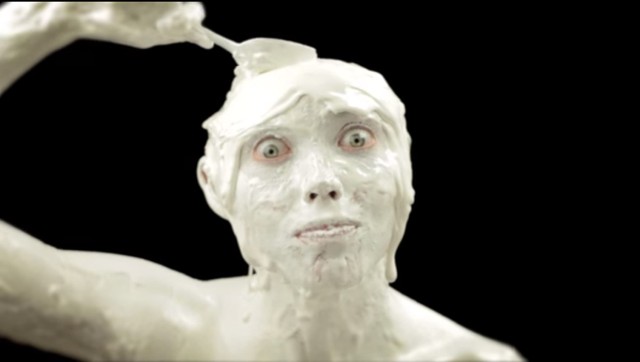 Zrobiony z lodów człowiek o maniakalnym spojrzeniu zjada sam siebie. Co więcej, to prawdziwa reklama realnie istniejącej amerykańskiej firmy.



Najdziwniejsze filmy na youtube. NIE CHCESZ ICH WIDZIEĆ [+18]