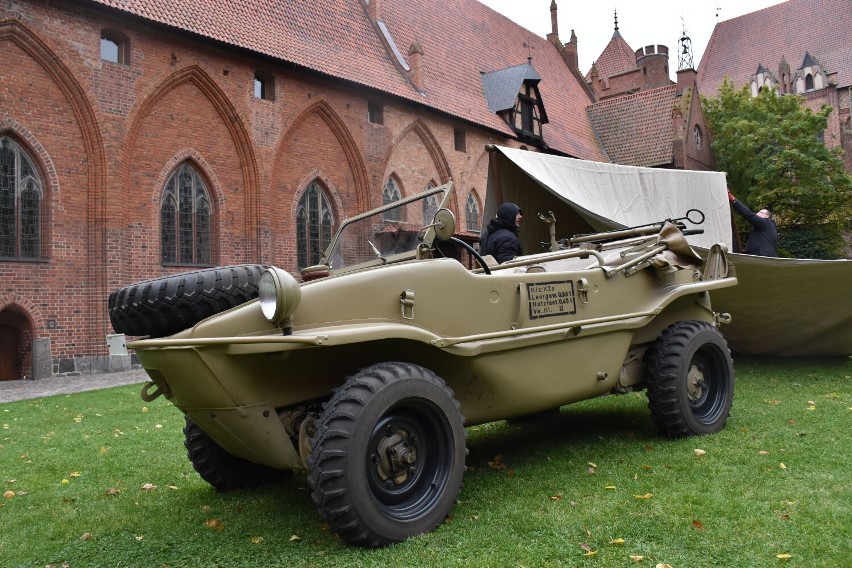Pojazd Pana Samochodzika zaparkował na dziedzińcu zamku w Malborku