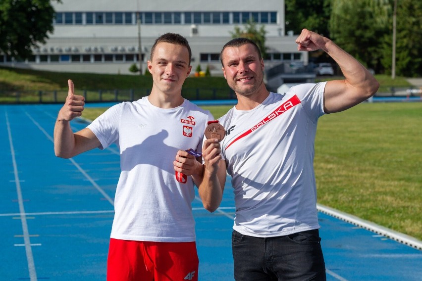 Sprinter Michał Gorzkowicz i trener Radosław Czyż z brązowym...
