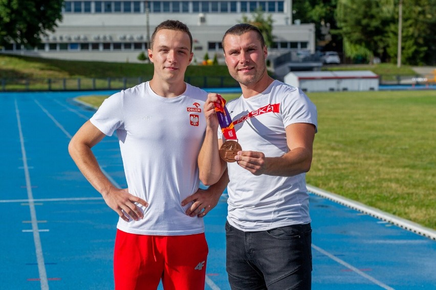 Sprinter Michał Gorzkowicz i trener Radosław Czyż z brązowym...