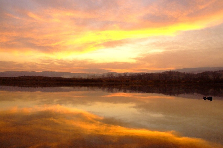 Zachody słońca nad Jeziorem Bukówka są zachwycające