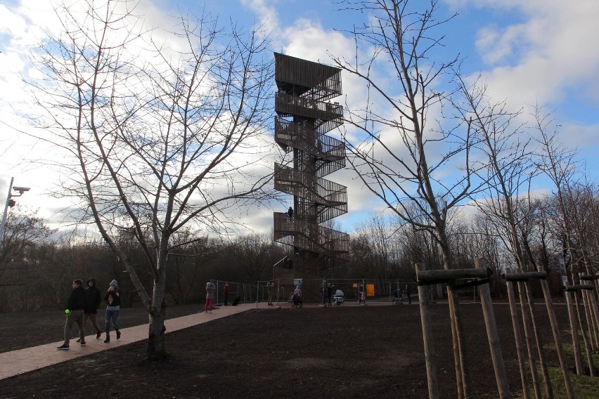 Jest drewniana i wysoka na 22 metry. Wieża widokowa na...