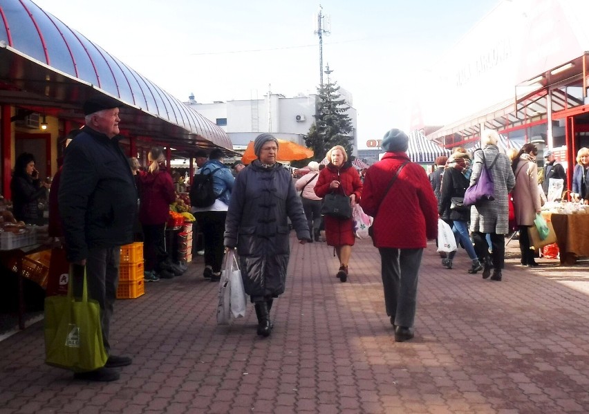 Na targowisku Korej w Radomiu widać zbliżające się święta...