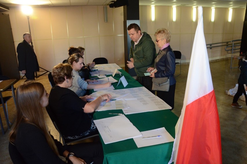 Wybory 2018 w Bełchatowie. Trwa głosowanie. Wybieramy prezydenta miasta i radnych. Całkiem niezła frekwencja na wyborach [ZDJĘCIA] 
