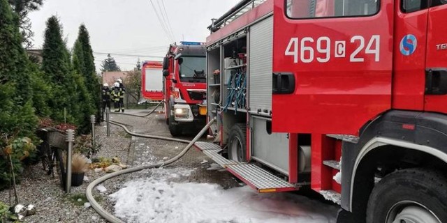 Ogień zajął garaż przy jednym z domków jednorodzinnych w Żołędowie.