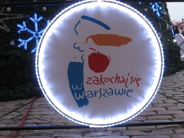 Na wstępie wita wszystkich świątecznie oświetlone logo z napisem "Zakochaj się w Warszawie"