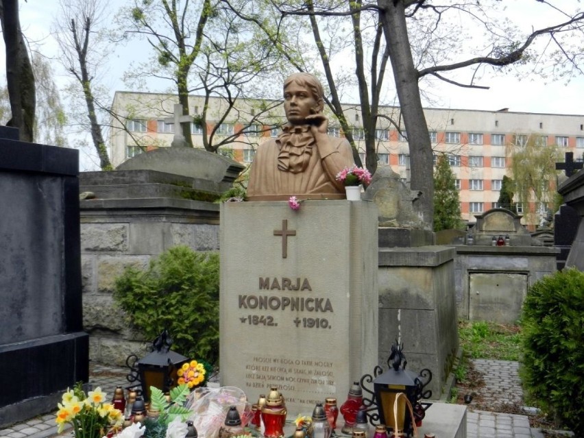 Maria Konopnicka - na grobie poetki zawsze są świeże kwiaty...
