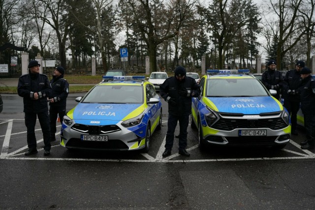 Trzy samochody marki kia i dron są najnowszymi nabytkami toruńskiej policji. Będą z nich korzystać funkcjonariusze z komisariatów Śródmieście, Podgórz i Rubinkowo. Radiowozy kosztowały ponad pół miliona złotych - zakup wspólnie sfinansowało miasto i komenda główna.