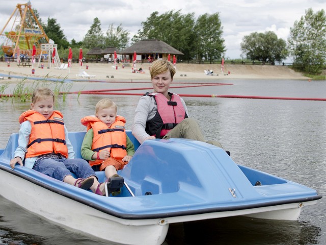 Zmęczeni wyprawą w przeszłość, na terenie JuraParku możecie odpocząć na tamtejszej plaży i skorzystać z licznych atrakcji.