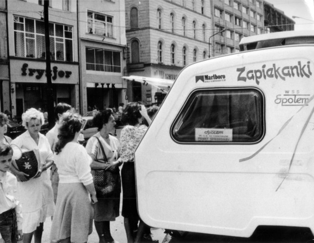 Lipiec 1987 rok, ulica Świdnicka, punkt sprzedaży zapiekanek w przyczepie kempingowej