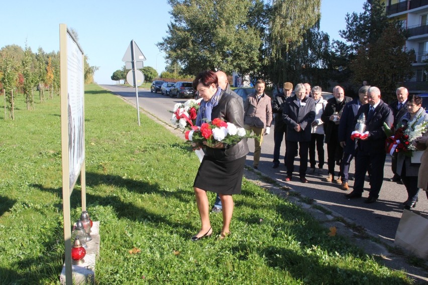 W Brzezinach uczcili pamięć Żołnierzy Wyklętych. Był hymn Polski, kwiaty i znicze
