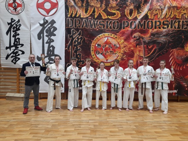 Wszyscy zawodnicy Lipnowskiego Klubu Kyokushin Karate wrócili z Drawska Pomorskiego z medalami. Zdobyli ich aż jedenaście we wszystkich kolorach!