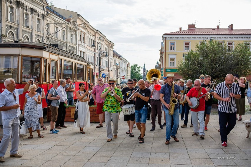 XIV Letni Festiwal Jazzu Tradycyjnego “Jazzowy Rynek”....