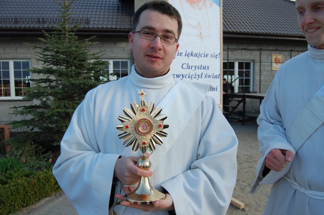 Od 1 maja 2011 roku relikwiarzem z włosem Jana Pawła II może pochwalić się parafia Matki Bożej Różańcowej z Luzina