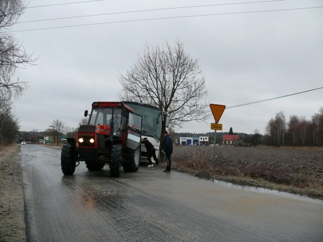 Autobus w rowie na drodze Kluki - Janów