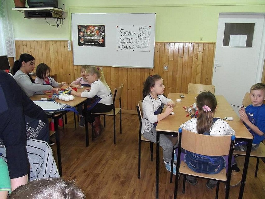 Przedszkolaki w ZSP nr 5 w Inowrocławiu  przygotowywały świąteczne ozdoby [zdjęcia]