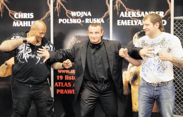 We wtorek w Atlas Arenie Mariusz Pudzianowski rozdzielał rywali: Chrisa Mahle (od lewej) i Aleksandra Emelianenkę