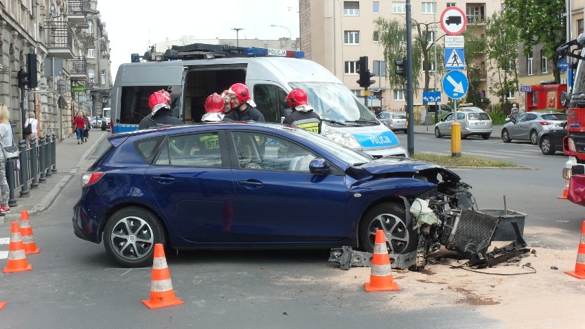 Wypadek policyjnego radiowozu na Wólczańskiej w Łodzi