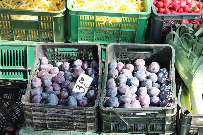Jesienne warzywa i owoce na targowisku w Wieluniu. Zobaczcie co i  w jakiej cenie można tu kupić