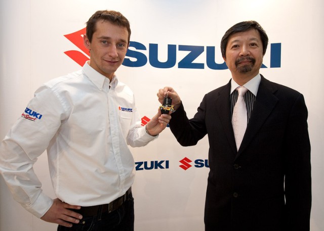Przekazanie kluczyków przez Harumichi Uto (prezesa Suzuki Motor Poland) w ręce Michał Kościuszko