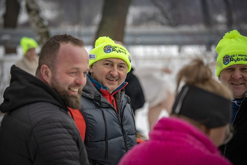 Morsowanie w Rybniku. Harce na śniegu, pływający pies i świetna zabawa. Morsy i Foczki znów w wodzie. Zobacz zdjęcia z Pniowca