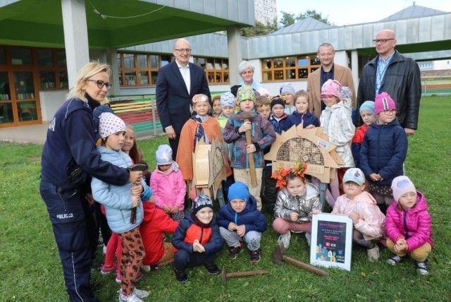 Przedszkolakom przekazano nagrody w postaci łącznie 10 domków dla owadów. Każdy z domków ma kształt jeża - czyli nawiązuje do tytułu konkursu.