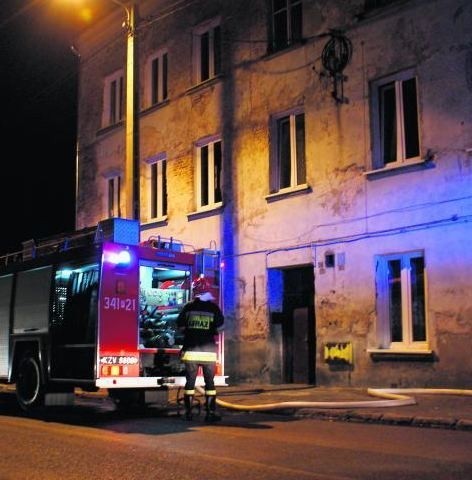 Przy ulicy Piskorzewie pożar wybuchł w mieszkaniu na pierwszym piętrze kamienicy
