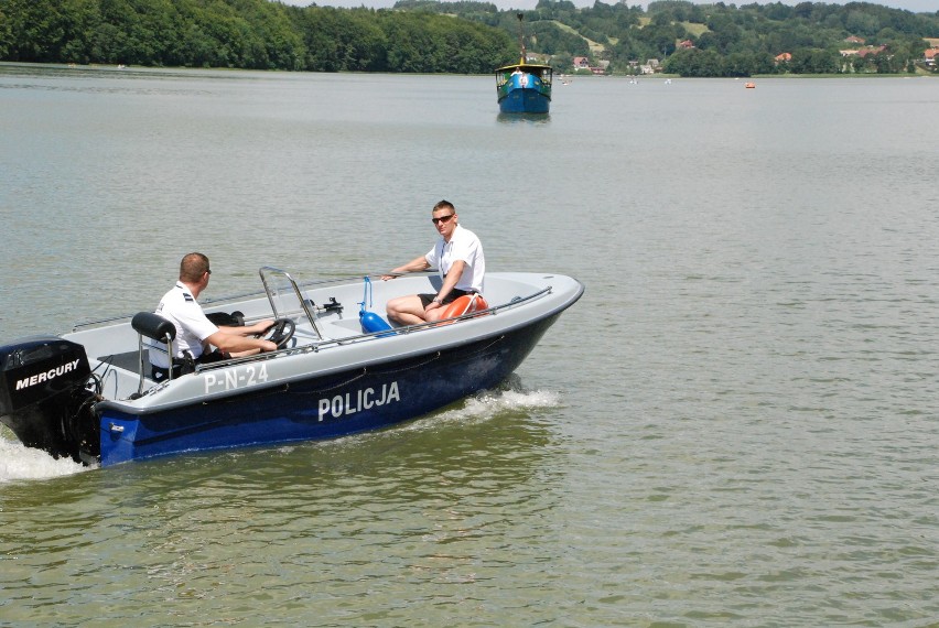 W powiecie kartuskim policja wyruszyła na wodę