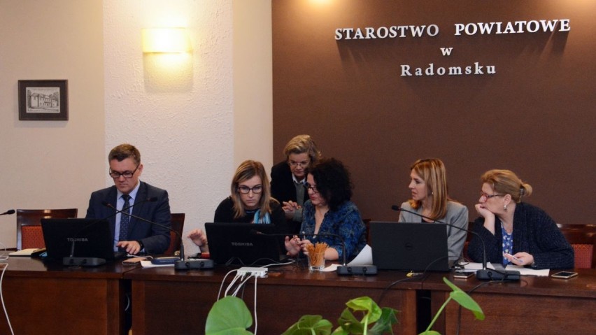 Radomsko: Dyrektorzy szkół i urzędnicy szkolą się w starostwie