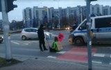 Wrocław. Kobieta siedziała na jezdni i blokowała ruch na jednej z ulic Kozanowa [ZDJĘCIA]