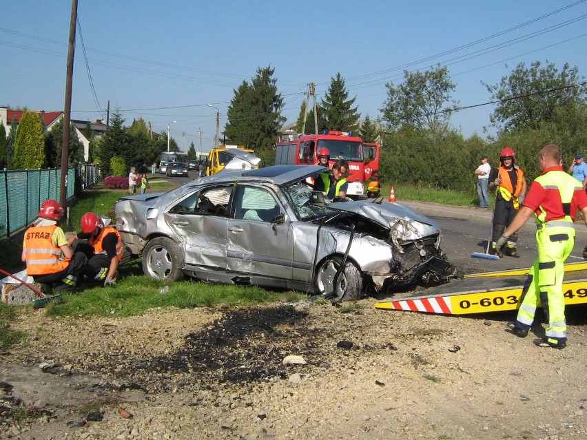 Pszów: Gróźny wypadek - dachował mercedes, potrzebny był śmigłowiec