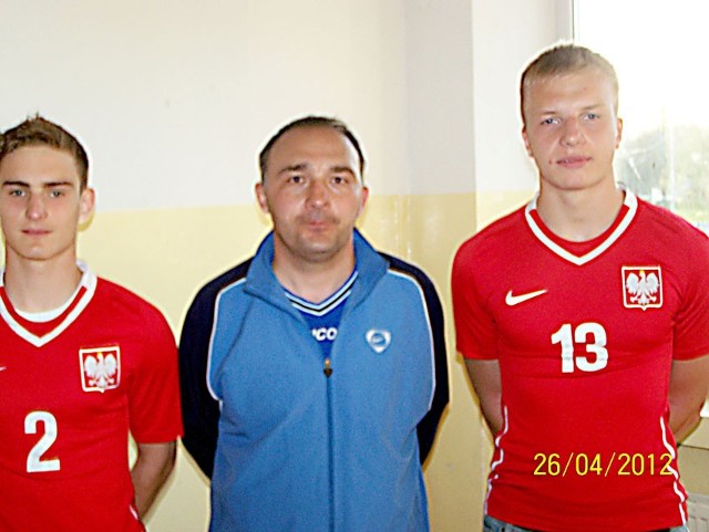 Patryk Stępiński, trener Piotr Grzelak i Sebastian Zieleniecki