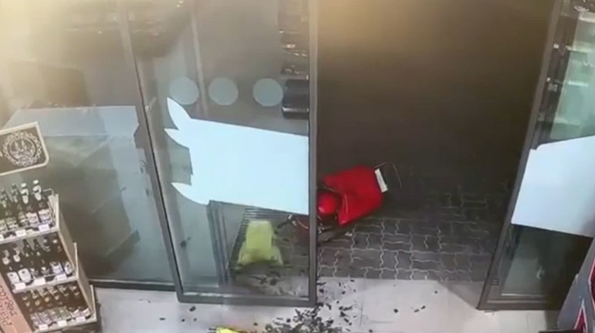 W potrzasku na stacji paliw w Kielcach. Przyłapani zniszczyli drzwi, żeby uciec zanim przyjedzie policja [WIDEO]