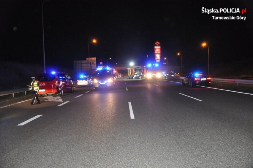 Tragiczny wypadek na autostradzie A1 w Wieszowej. Osobówka  zderzył się z tirem. 27-letni kierowca zginął na miejscu