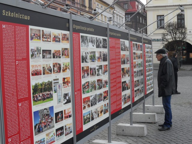 Na tablicach ustawionych na cieszyńskim rynku zaprezentowano cywilizacyjny dorobek Polaków zza Olzy