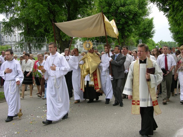 Spod Kościoła Garnizonowego procesja ruszyła ul. Kilińskiego w kierunku Kościoła św. Stanisława