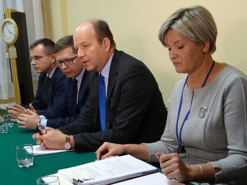 Minister zdrowia podpisał w Wieluniu umowę na budowę lądowiska [ZDJĘCIA]
