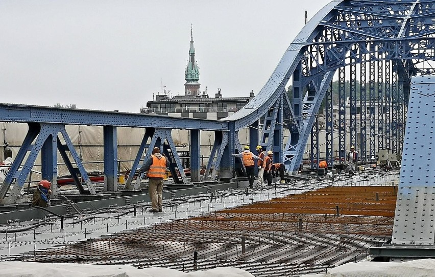Kraków. Trwają prace na moście im. Piłsudskiego [ZDJĘCIA]