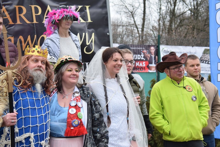 Podkarpacki Karnawałowy Zlot Morsów w Krośnie. W kolorowych przebraniach zanurzyli się w Wisłoku. Było wesoło! [ZDJĘCIA]