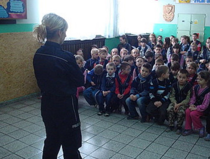 Policjantka o bezpieczeństwie z uczniami z Opatowa i Złochowic
