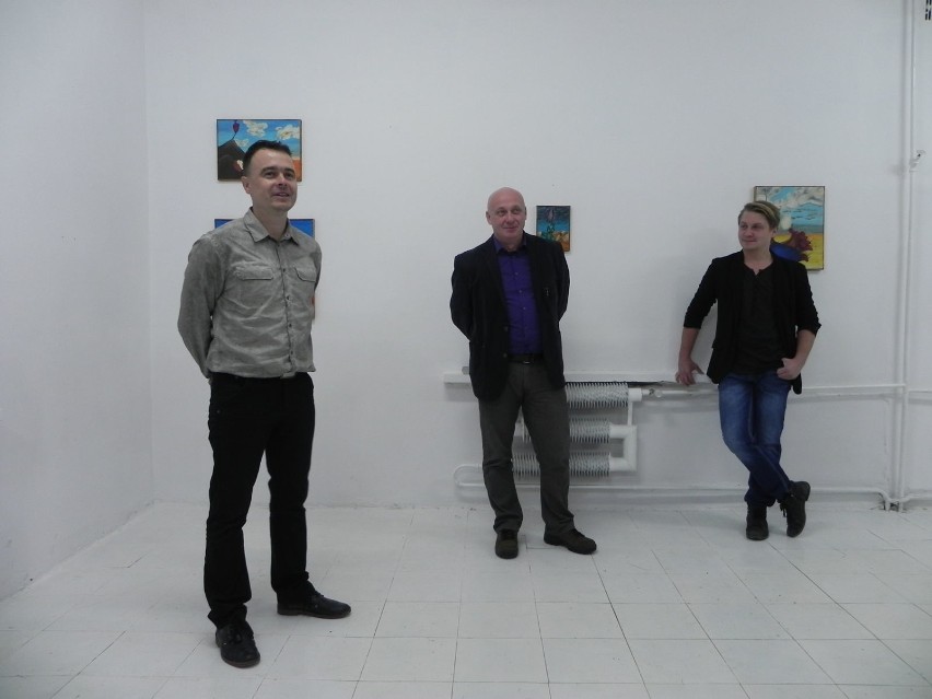 Grzegorz Firmanty (w środku) i kuratorzy jego wystawy:...