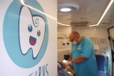 Dentobus w Kluczborku. Darmowe badanie zębów dzieci i młodzieży na parkingu przy Kauflandzie
