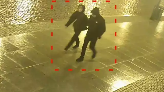 Wizerunek sprawców zarejestrowały kamery monitoringu. Do kradzieży doszło 6 lutego br. około godz. 20 na rogu ulic Szerokiej i Łaziennej w Toruniu.