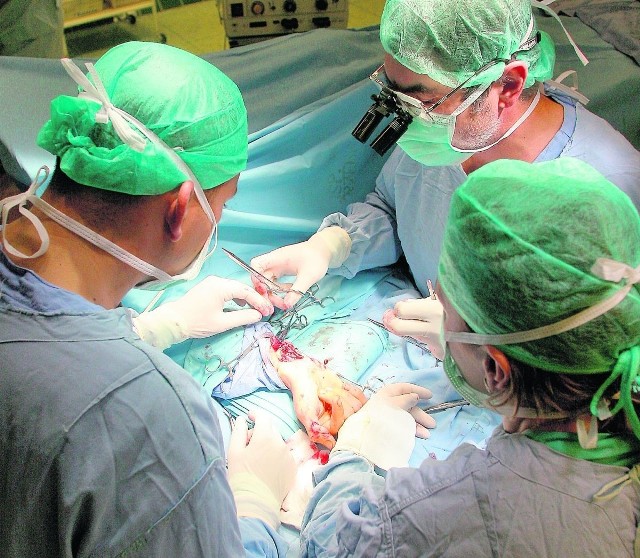 Trzebniccy chirurdzy czynią cuda, choć nie mają sprzętu